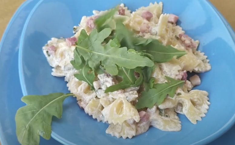 Farfalle con zucchine, pancetta e rucola: la ricetta del primo piatto ...