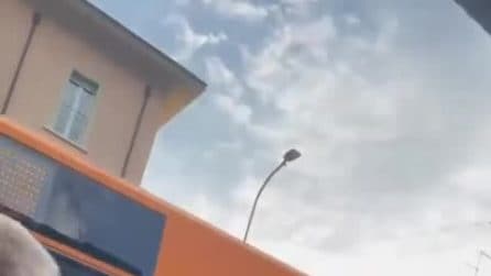 Autista inizia a urlare contro i passeggeri dell'autobus e li fa scendere: "Forza, tutti fuori"