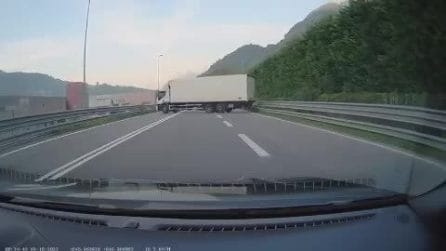 Camionista fa inversione a U in superstrada a Breno: la scena ripresa da un passante