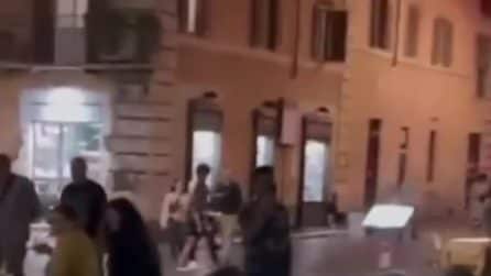 Bagni nella Fontana dei Quattro Fiumi e di Trevi: due uomini si spogliano ed entrano in acqua