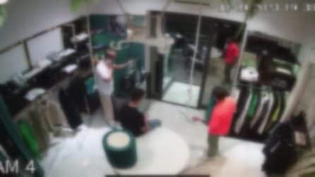 Napoli, pistola puntata in faccia per rubare il Rolex: rapina in un negozio in corso Garibaldi