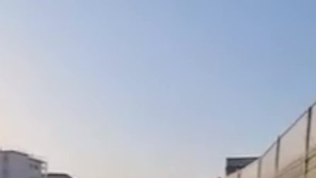 Ragazzo sfreccia in monopattino sull'Autostrada Napoli-Salerno, ripreso da un automobilista