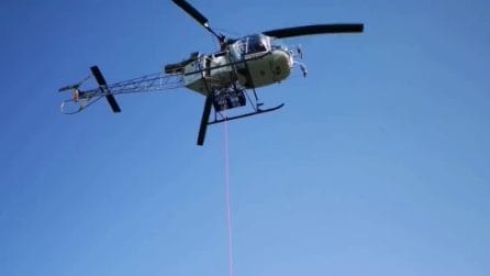 Il video del rinoceronte che sorvola in elicottero il lago d'Iseo
