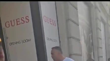 Minacce e spintoni ai volontari Unicef: il video dell'aggressione in pieno centro a Milano