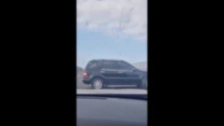 Auto contromano sulla Domiziana, poi fa una inversione a U sul cavalcavia