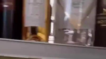 Uomo gira armato di coltello per le strade di Torino: il video dell'intervento della polizia