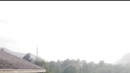 Il tiktoker Simone Pedersoli filma la scena di un aereo precipitato davanti casa sua a Endine