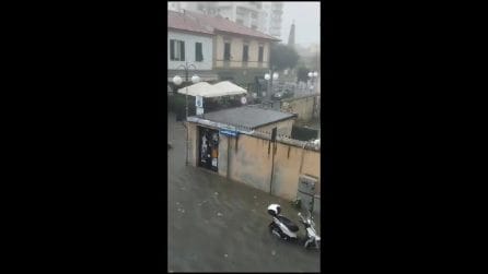 Bomba d'acqua su Follonica, strade allagate e sottopassi sommersi: i video del nubifragio