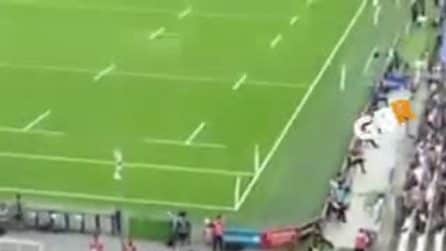 Pittoresca rissa sugli spalti durante i Mondiali di rugby, un uomo vola sugli spalti