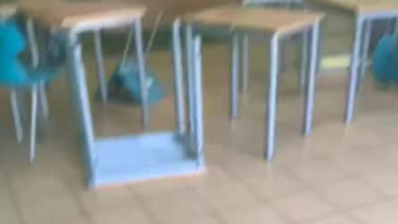 Il video dell'assalto alla scuola di Rho: in sette entrano con pistole, fumogeni e petardi