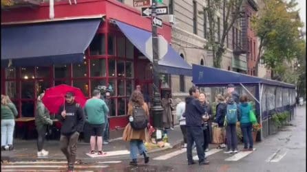 Fan omaggiano Matthew Perry con mazzi di fiori davanti alla casa di Friends