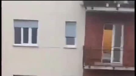 I Carabinieri salvano un anziano che tenta il suicidio dal balcone di casa