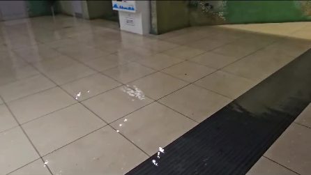 Maltempo Napoli, metropolitana Materdei inondata d'acqua