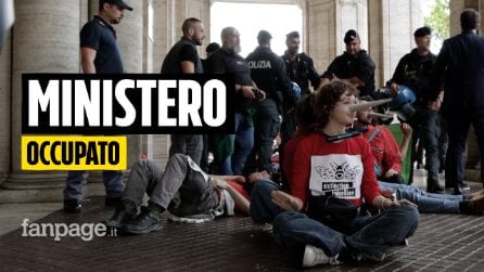 Roma, Extinction Rebellion occupa il Ministero di Salvini: "Basta bugie sulle crisi climatica"