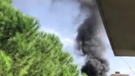 Incendio a Vigne Nuove: cabina elettrica in fiamme, alta colonna di fumo nero