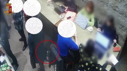 Si fingono turisti e derubano una 22enne a Milano: arrestati