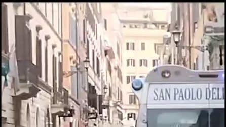 Cane cade dal terzo piano e colpisce in testa ragazza incinta nel centro di Roma: ferita alla testa