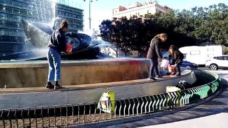 Attivisti di Ultima Generazione imbrattano la fontana dei Malavoglia a Catania: il video del blitz