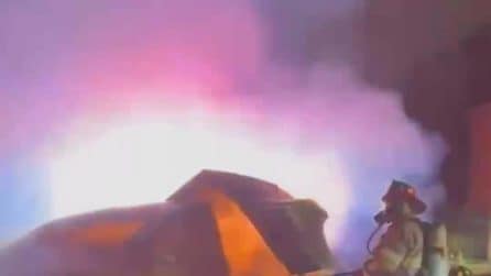 I vigili del fuoco cercando di spegnere l'incendio: il video della Tesla in fiamme