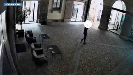 Rubano un orologio di lusso a un turista francese: arrestati