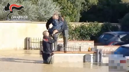 Prato, la casa è invasa da acqua e fango: il video del salvataggio di un bimbo e della sua famiglia