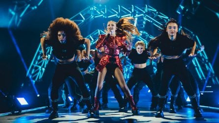 Annalisa canta e balla Bellissima al suo primo concerto al Mediolanum Forum di Milano