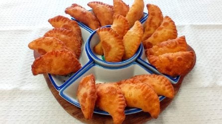 Panzerottini fritti: la ricetta senza impasto per averli saporiti e filanti