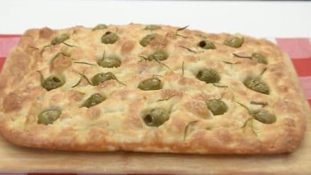 Focaccia con le bolle: la ricetta per averla alta e saporita