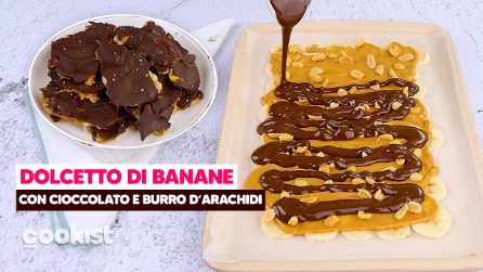 Versa il burro d'arachidi e il cioccolato sulle banane per realizzare un dolcetto super goloso!