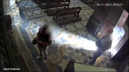 Rubano le offerte nella chiesa di San Ferdinando in piazza Trieste e Trento: le ladre riprese dalle telecamere