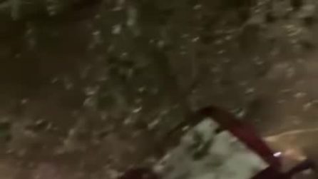 Resta incastrato nella rotatoria di piazza Bologna per evitare un'auto: bus blocca la strada