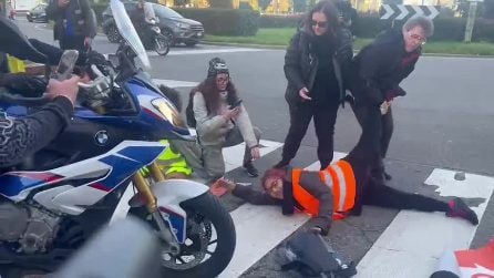 Blocco del traffico di Ultima generazione in viale Lucania a Milano: gli automobilista si ribellano