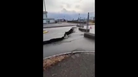 La città di Grindavik, in Islanda, devastata dai terremoti provocati da un vulcano pronto a eruttare
