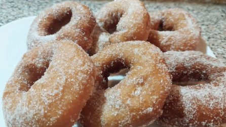 Ciambelle fritte: la ricetta per averle soffici e deliziose senza uova