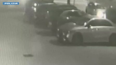 Il video del 30enne che dà fuoco all'auto di un agente nel parcheggio di un commissariato di Milano