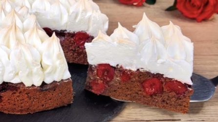 Torta al cacao meringata: la ricetta del delizioso dessert che stupirà tutti