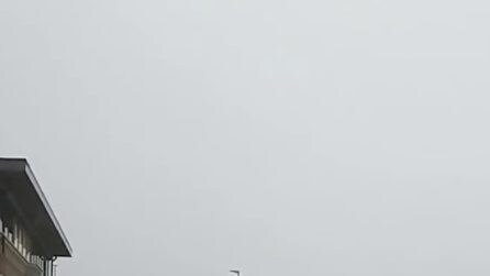 Bomba d'acqua a Roma, pioggia e tuoni colpiscono la capitale: strade e marciapiedi allagati