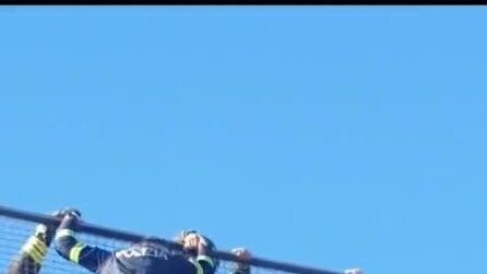 Il video del poliziotto eroe che salva un uomo che minacciava di buttarsi dal cavalcavia