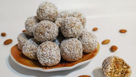Praline morbide alla frutta secca: la ricetta dei dolcetti senza cottura
