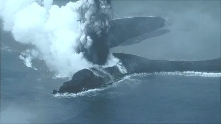 Giappone, la violenta eruzione del vulcano sull’isola di Niijima
