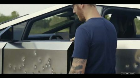 "Puoi sparare al Cybertruck e non succede niente": il video durante la presentazione di Tesla