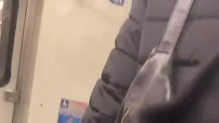 La metropolitana si ferma e i passeggeri camminano al buio nel tunnel: cosa è successo