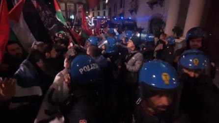 Il corteo pro Palestina arriva alla Prefettura di Napoli: "Non c'è pace sotto occupazione"
