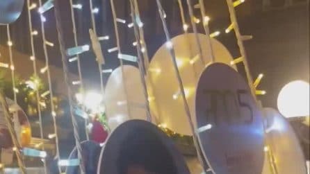 Un albero di Natale dedicato a Massimo Troisi al Caffè Gambrinus di Napoli