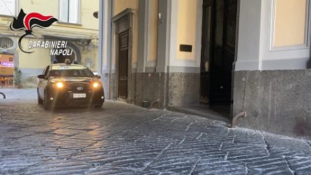 Aggredisce la moglie e tenta di strangolarla con un nunchaku: arrestato