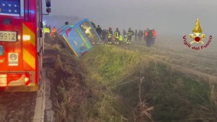 Autobus di linea finisce in un fosso e si ribalta: soccorse 13 persone