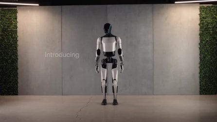 Il video impressionante del nuovo robot di Elon Musk: è sempre più simile all'uomo
