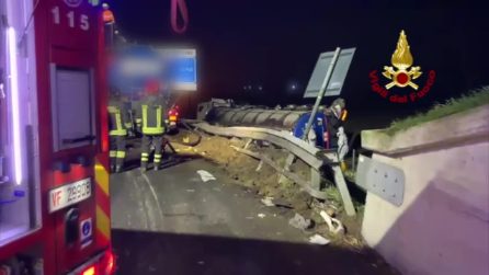 Incidente sull'autostrada A1, camion sbanda ed esce di strada: traffico in tilt
