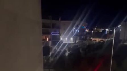 Tentano furto d'auto ma vengono scoperti: lancio di sedie mette in fuga i ladri