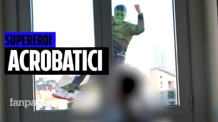 Supereroi acrobatici per Natale all'ospedale di Milano: "Aiutano i bimbi a superare le difficoltà"